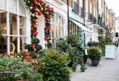 Londra, Birleşik Krallık - 20 Kasım 2021: Mağaza Belgravia 'nın şık bölgesinde Noel için süslenmiştir