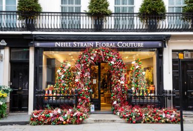 Londra, Birleşik Krallık - 20 Kasım 2021: Mağaza Belgravia 'nın şık bölgesinde Noel için süslenmiştir