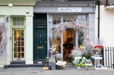 Londra, Birleşik Krallık - 20 Kasım 2021: Chelsea 'nin şık bölgesinde Noel için mağazalar dekore edildi.