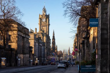 Edinburgh, İngiltere - 4 Ocak 2022: Princes Caddesi merkezi Edinburgh, İskoçya ve başkentteki ana alışveriş caddelerinden biridir.