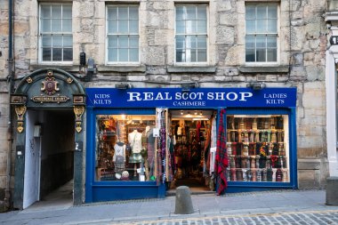 Edinburgh, İngiltere - 5 Ocak 2022: Royal Mile Eski Şehir 'de yer almaktadır ve bir Dünya Mirası sahasında, bölge dükkan ve restoranlarla doludur..