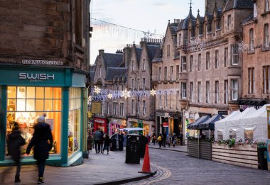 Edinburgh, İngiltere - 5 Ocak 2022: Royal Mile Eski Şehir 'de yer almaktadır ve bir Dünya Mirası sahasında, bölge dükkan ve restoranlarla doludur..