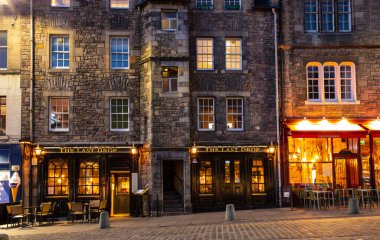 Edinburgh, İngiltere - 5 Ocak 2022: Edinburgh 'un tarihi Eski Kenti' nin merkezinde yer alan Grassmarket, kentin en canlı bölgelerinden biridir..
