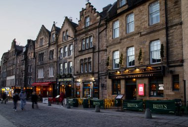 Edinburgh, İngiltere - 5 Ocak 2022: Edinburgh 'un tarihi Eski Kenti' nin merkezinde yer alan Grassmarket, kentin en canlı bölgelerinden biridir..