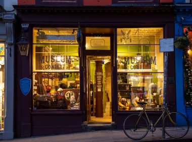 Edinburgh, İngiltere - 5 Ocak 2022: Victoria Caddesi, Edinburgh 'un güzel kısımlarında renkli mağazalar ve restoranlar bulunmaktadır.