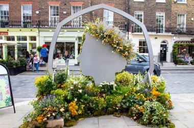Londra, 26 Mayıs 2022: Chelsea Steets, her yıl düzenlenen Chelsea in Bloom yarışması için çiçek sergileriyle deşifre edildi