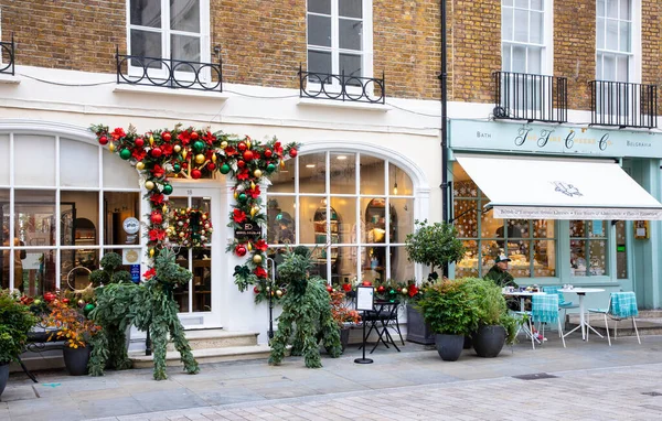 Londra, Birleşik Krallık - 20 Kasım 2021: Mağaza Belgravia 'nın şık bölgesinde Noel için süslenmiştir