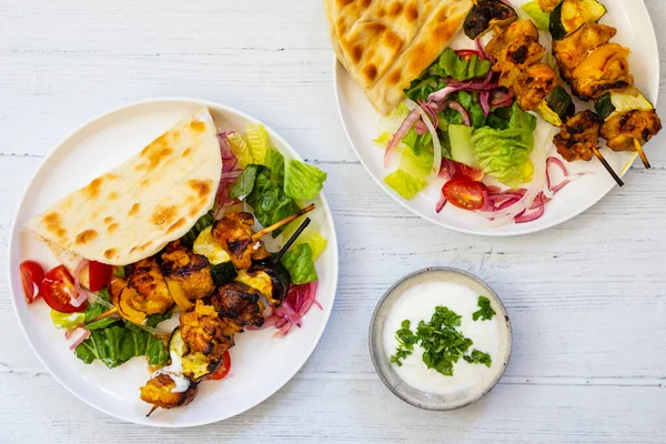 Chicken Courgette Spicy Tandori Skewers Salad Flat Bread — Stock Photo, Image