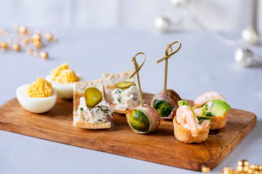 Şenlikli kanepeler, yumurtalar, küçük karides kuyruğu, Brüksel lahanası ve tost.