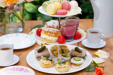 bahçede ikindi çayı