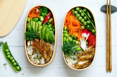 Japon usulü bento beslenme çantası, tavuk, pirinç ve sebzeli.