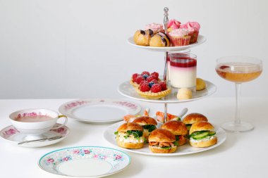Mini brioche kanepeli ikindi çayı ve tatlı seçimi.