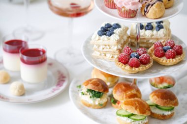 Mini brioche kanepeli ikindi çayı ve tatlı seçimi.