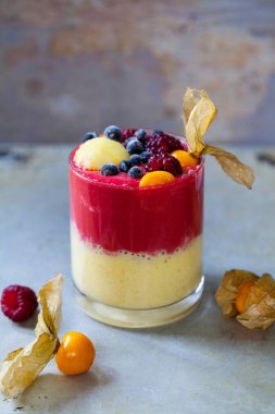 Ahududulu meyve püresi, siyah frenk üzümü, ananas ve bitki özü.