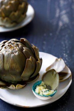 Sarımsaklı tereyağlı buğulanmış enginar.