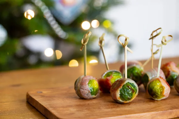 Canapés Noël Choux Bruxelles Enveloppés Dans Bacon — Photo