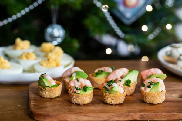 Auswahl Festlichen Häppchen Devilliertem Mini Garnelen Coctail Rosenkohl Und Toast — Stockfoto