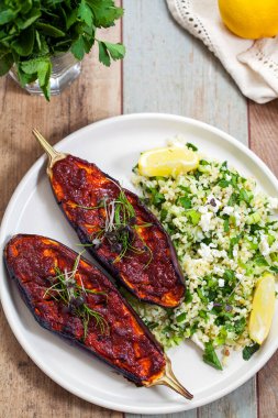 Harissa bulgur buğdaylı patlıcan pişirdi.