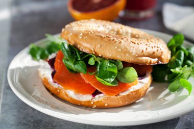 Krem peynirli simit, tütsülenmiş Alaska somonu ve baharatlı pancar.