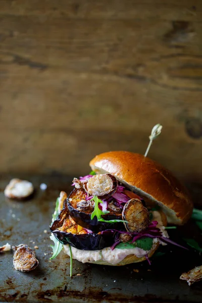 Beyaz fasulye püresi ve baharatlı patates dilimli vejetaryen burger.