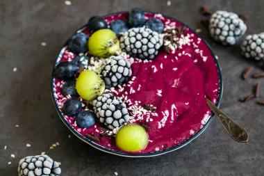 Yaban mersinli ve böğürtlenli pancar ve muz püresi.