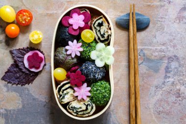 Japon usulü bento kutusu yemeği.