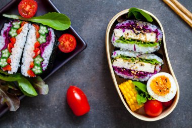 Japon bento yemeği sedir ağacından bir kutuda. 