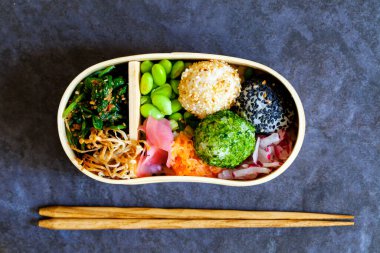 Japon bento kutusu yemeği.