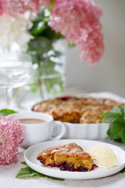 Frenk üzümü ve vanilyalı bademli kek.