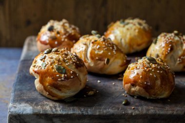 Taze pişmiş ev yapımı çörekler.