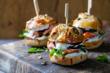 Kızarmış somonlu çörekler, salatalık pancarı, yoğurt sosu.