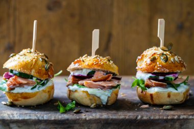 Kızarmış somonlu çörekler, salatalık pancarı, yoğurt sosu.