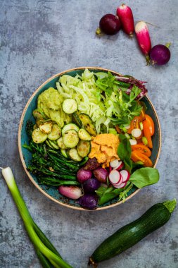 Karışık rosto, çiğ sebze, guacamole, humus ve miso soslu Buda kasesi.