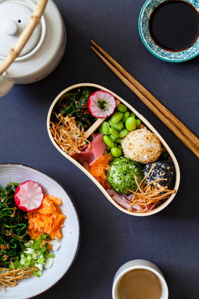 Японский обед из кедровой древесины 