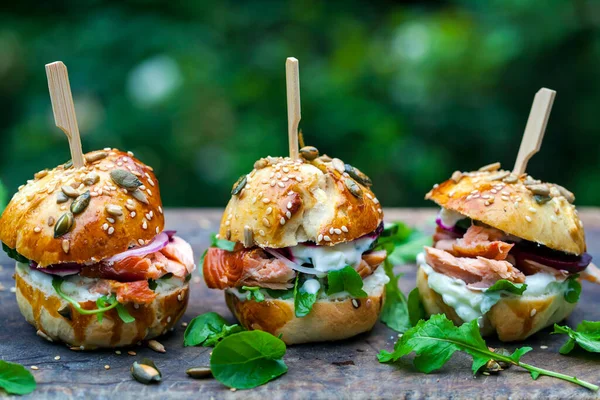 Kızarmış somonlu çörekler, salatalık pancarı, yoğurt sosu.