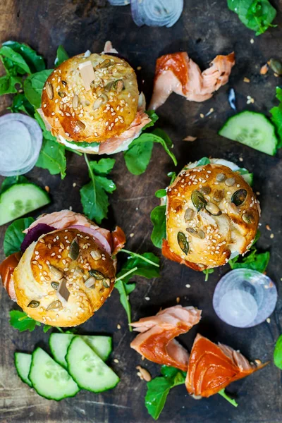 Brioche Bullar Med Varm Rökt Lax Rödbetor Gurka Någon Yoghurt — Stockfoto