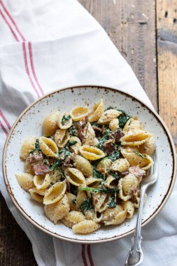 Kremalı makarna, ıspanak ve pastırma.