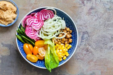 Vejetaryen Buda kasesi ve karışık sebze.