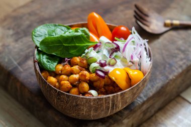 Baharatlı nohutlu vegan Buda kasesi.