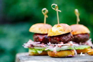 Mini brioche burger çörekleri.
