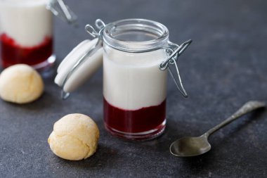 Katmanlı panna cotta ahududu, vanilya ve amaretto bisküvisi.
