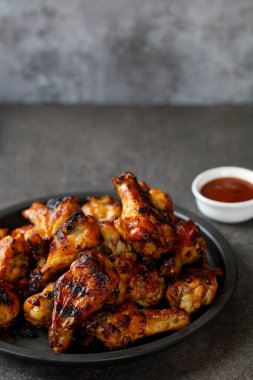 Barbekü tavuk kanadı sosu ile