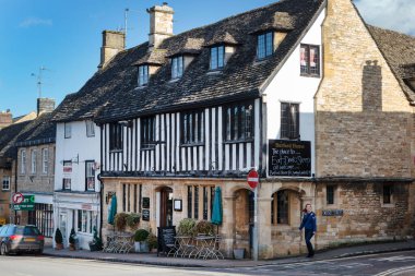 BURFORD, İngiltere - 15 Şubat 2018: Burford, İngiltere 'nin Batı Oxfordshire bölgesindeki Cotswold tepelerinde, Windrush nehrinin ortaçağ kasabasıdır. Cotswolds 'a açılan kapı olarak da bilinir..