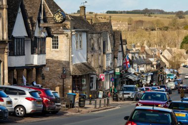 BURFORD, İngiltere - 15 Şubat 2018: Burford, İngiltere 'nin Batı Oxfordshire bölgesindeki Cotswold tepelerinde, Windrush nehrinin ortaçağ kasabasıdır. Cotswolds 'a açılan kapı olarak da bilinir..