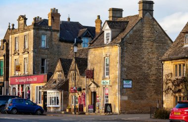 BOURTON ON SU, İngiltere - 15 Şubat 2018: Bourton-on-the-Water 'daki eski evler ve dükkanlar, Gloucestershire' da Cotswolds Olağanüstü Doğal Güzellik Bölgesi 'nde yer alan bir köy..