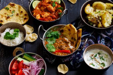 Hint yemeği siyah mercimek dallı, baharatlı patates, pilav, naan ekmeği ve raita.