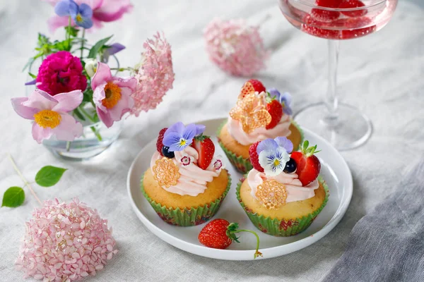 Cupcake Decorado Con Crema Mantequilla Frutas Flores — Foto de Stock