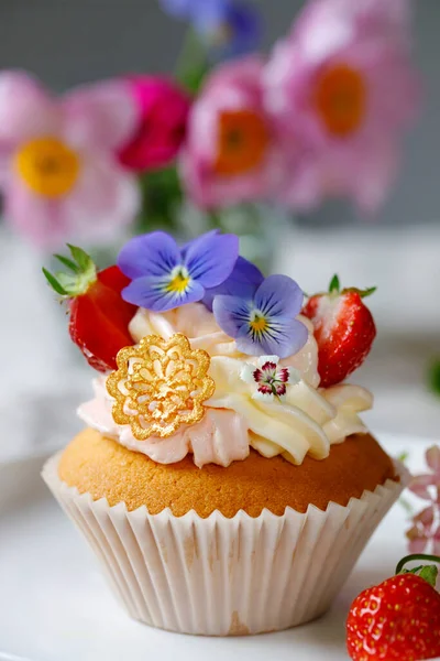 버터크림 꽃으로 장식된 케이크 — 스톡 사진