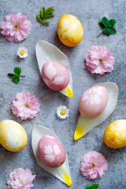 Doğal olarak boyalı Paskalya yumurtaları