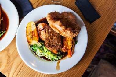 Fındık rosto, patates, Yorkshire pudingi ve soslu vejetaryen yemeği.